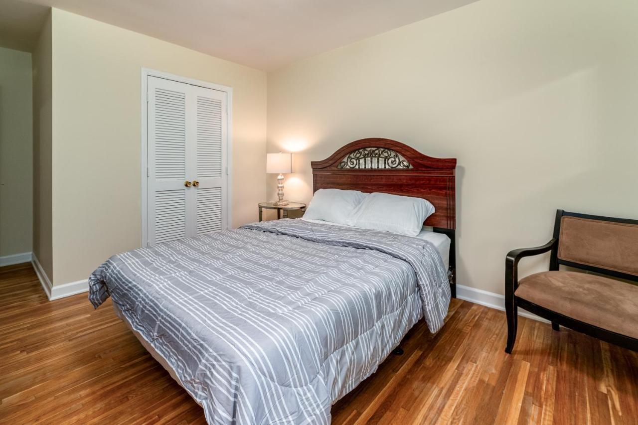 Centrally Located Spacious Abode Сasa de vacaciones Charlotte